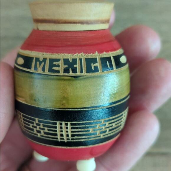 Vintage Carved Wood Souvenir Mexico Salt and Pepper Shakers Red and Green - Picture 4 of 10